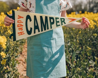 Flaga z filcu Happy Camper, dekoracja pokoju dziecięcego, motyw kempingowy