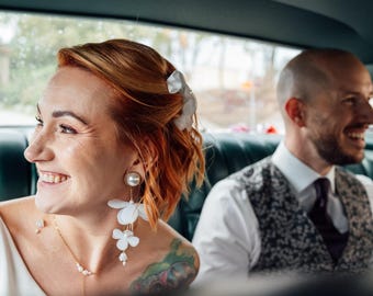 Białe szyfonowe kolczyki z kwiatkiem i perłową łezką, nakręcane, eleganckie, ślubne, dostępne w rozmiarach od 2 g do 5/8 cala