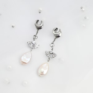 Silver Wedding Ear Saddle, Bride Ear Plugs with Zircon fan hanger and Pearl Drop, Wedding Ear Plugs ,Ear Gauges for Prom (2g-30mm)