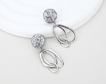 Pendientes colgantes Endless Love: una alternativa al acero inoxidable con acabado plateado triturado.
