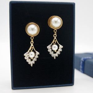 Pearl Crystal Dangle Wedding Plugs / Piercing Gauges /8g ,6g ,4g ,2g ,0g ,00g ,1/2, 9/16 , 5/8 ,11/16 ,3/4 ,1 inch Crystal Gauges