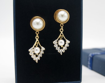 Pearl Crystal Dangle Wedding Plugs / Piercing Gauges /8g ,6g ,4g ,2g ,0g ,00g ,1/2, 9/16 , 5/8 ,11/16 ,3/4 ,1 inch Crystal Gauges