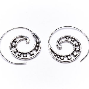 Weiße Messing Tribal Dots Design Spiral Ohrringe Tribal Ohrringe Mandala Schmuck Nickelfrei UK Lieferung Geschenk boxed