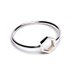Op de afbeelding: Een zilveren ring met een zeshoekig uitsparing.