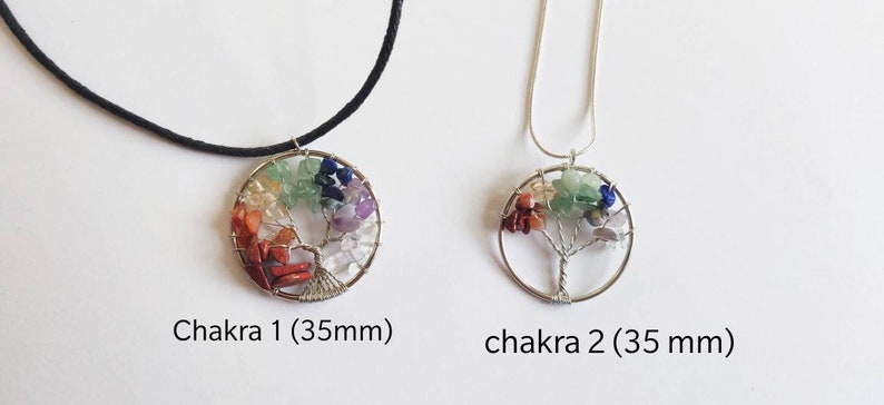 Puede incluir: Dos collares de plata con colgantes de &aacute;rbol de la vida chakra. Los colgantes tienen un di&aacute;metro de 35 mm y presentan siete piedras preciosas de diferentes colores. Un collar tiene un cord&oacute;n negro y el otro una cadena de plata.