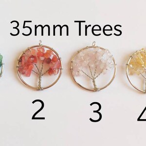 Puede incluir: Cuatro colgantes de &aacute;rbol de la vida de 35 mm envueltos en alambre. Los &aacute;rboles est&aacute;n hechos con piedras preciosas de diferentes colores: verde, rojo, rosa y amarillo.