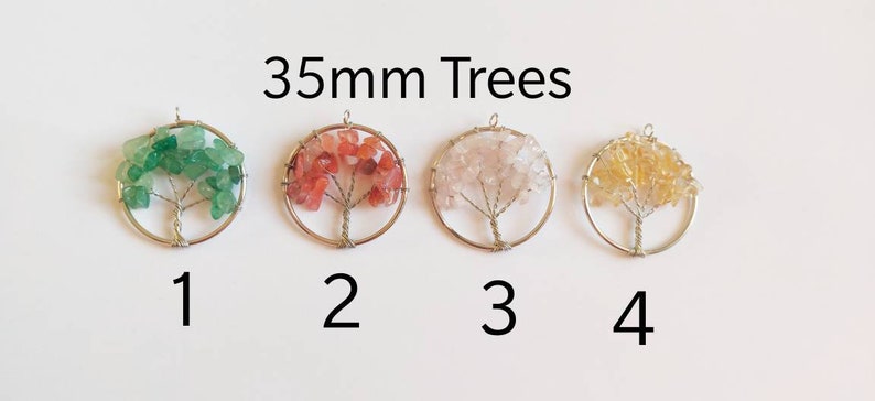 Puede incluir: Cuatro colgantes de &aacute;rbol de la vida de 35 mm envueltos en alambre. Los &aacute;rboles est&aacute;n hechos con piedras preciosas de diferentes colores: verde, rojo, rosa y amarillo.