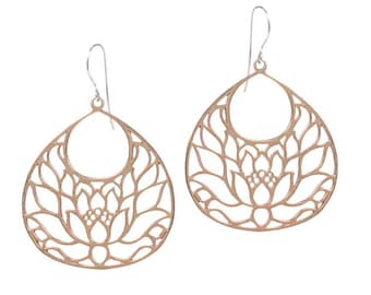 ENCONTRAR LA PAZ / Grandes pendientes de flor de loto de bronce