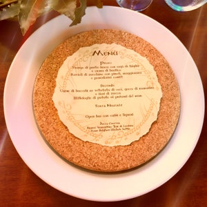 Menù tondo dai bordi strappati a mano. Carta pergamena champagne da 90 grammi. Grafica a tema Lord of the Rings - Il Signore degli Anelli