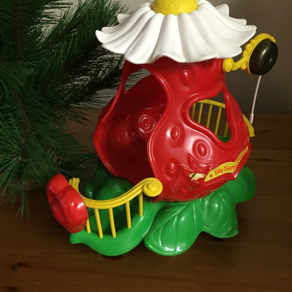 Strawberry Shortcake Trolley Toy Collectable Strawberry Shortcake Collectable