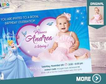 Puede incluir: Una invitación de cumpleaños azul y morada con un tema de princesa. La invitación presenta una imagen de Cenicienta y una niña vestida de princesa. El texto de la invitación dice: "Estás invitado a una celebración de cumpleaños real. La princesa Andrea cumple 1 año. Sábado 6 de noviembre de 2:00 a 6:00 pm. Castillo de Andrea: 91 Logan Court, Richmond Hill. RSVP: Llama o envía un mensaje de texto a la Reina Madre (416) 705-5278."