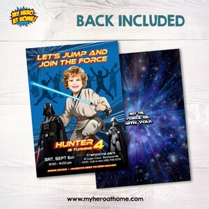K&ouml;nnte beinhalten: Star Wars-Motto-Geburtstagseinladung. Auf der Vorderseite ist ein Kind als Jedi mit einem Lichtschwert abgebildet, mit dem Text "LET'S JUMP AND JOIN THE FORCE". Die R&uuml;ckseite hat ein Weltraum-Design mit dem Text "MAY THE FORCE BE WITH YOU!"