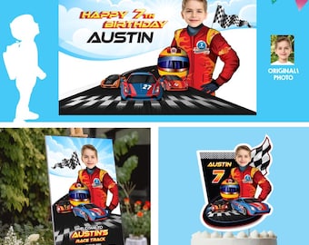 Puede incluir: Paquete de decoraciones de cumpleaños con temática de carreras. Incluye una pancarta con el texto "HAPPY 7th BIRTHDAY AUSTIN", una foto, un adorno para tarta y un letrero de bienvenida. El diseño presenta coches de carreras, una pista y un niño con un traje de carreras.