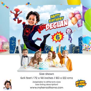 Pu&ograve; includere: Uno sfondo rettangolare per compleanni di 183 x 122 cm con cielo blu, skyline cittadino e personaggi di Spider-Man. Il testo recita Happy Birthday DECLAN con un grande numero 6. Quattro bambini sono seduti a un tavolo con una torta.