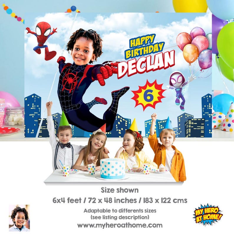Pu&ograve; includere: Uno sfondo rettangolare per compleanni di 183 x 122 cm con cielo blu, skyline cittadino e personaggi di Spider-Man. Il testo recita Happy Birthday DECLAN con un grande numero 6. Quattro bambini sono seduti a un tavolo con una torta.