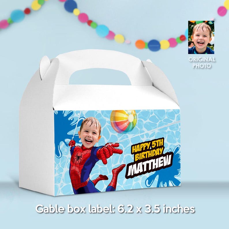 K&ouml;nnte beinhalten: Wei&szlig;e Giebelbox mit Griff, mit einem farbenfrohen Design eines Kindes als Spider-Man, einem Strandball und dem Text "HAPPY 5TH BIRTHDAY MATTHEW". Das Etikett misst 15,7 x 8,9 cm.