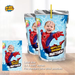 Peut inclure: Pochettes de jus de fruits avec un enfant d&eacute;guis&eacute; en Spider-Man, avec le texte "Happy 5th Birthday Matthew". Les pochettes ont un fond bleu avec des graphiques d'eau et de ballons de plage. La taille de l'&eacute;tiquette est de 8,6 x 12,3 cm.