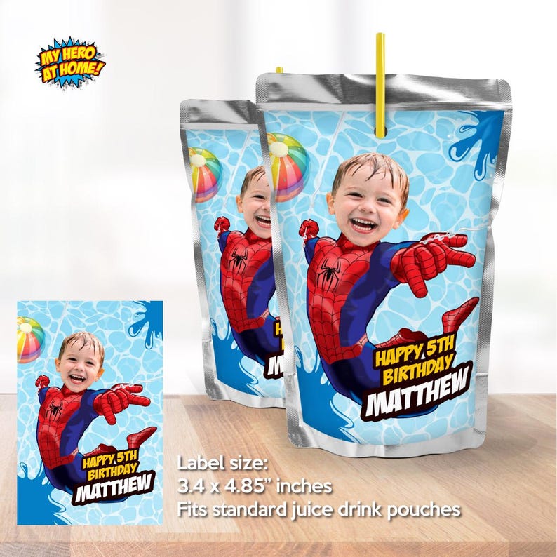 Peut inclure: Pochettes de jus de fruits avec un enfant d&eacute;guis&eacute; en Spider-Man, avec le texte "Happy 5th Birthday Matthew". Les pochettes ont un fond bleu avec des graphiques d'eau et de ballons de plage. La taille de l'&eacute;tiquette est de 8,6 x 12,3 cm.