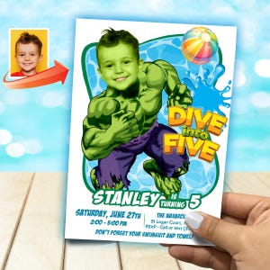 Puede incluir: Invitación de cumpleaños personalizada con la cara de un niño superpuesta a un superhéroe verde. La invitación dice "Dive into Five" e incluye la fecha, la hora y el lugar. También se incluye un gráfico de pelota de playa colorida.
