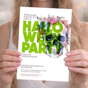 Könnte beinhalten: Eine weiße Halloween-Party-Einladungskarte mit dem großen, lindgrünen Schriftzug HALLOWEEN PARTY. Eine Aquarellillustration eines menschlichen Schädels, der mit rosa, orangefarbenen und blauen Blumen geschmückt ist, liegt hinter dem Text. Enthält Veranstaltungsdetails.