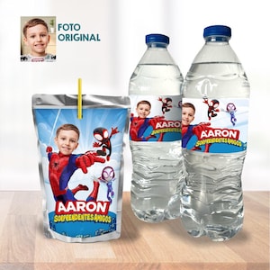 Könnte beinhalten: Ein Set Partygeschenke mit einem Cartoon-Spiderman-Design. Die Geschenke beinhalten einen Saftkarton und zwei Wasserflaschen. Jedes Element hat ein personalisiertes Etikett mit einem Kinderfoto und dem Namen "Aaron" mit dem Text "Sorprendentes Amigos".