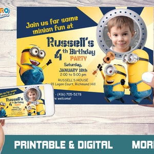 Może przedstawiać: Niebiesko-ż&oacute;łte zaproszenie na urodziny z fotografią małego chłopca i dwoma kresk&oacute;wkowymi Minionkami. Zaproszenie zawiera napis "Russell's 4th Birthday Party" oraz datę, godzinę i miejsce imprezy.