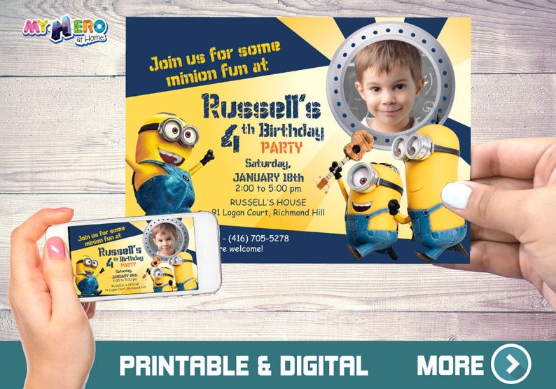 Może przedstawiać: Niebiesko-ż&oacute;łte zaproszenie na urodziny z fotografią małego chłopca i dwoma kresk&oacute;wkowymi Minionkami. Zaproszenie zawiera napis "Russell's 4th Birthday Party" oraz datę, godzinę i miejsce imprezy.