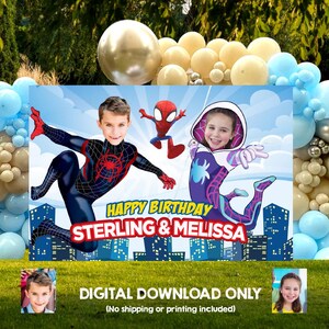 Op de afbeelding: Een digitale verjaardagsbanner met Spider-Man-thema, met twee kinderen in kostuums. De banner leest "HAPPY BIRTHDAY STERLING & MELISSA" boven een stadsgezicht, met de tekst "ALLEEN DIGITALE DOWNLOAD."