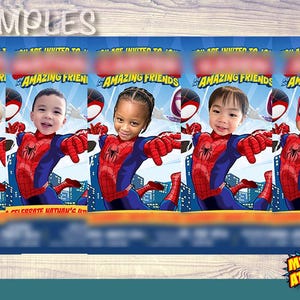 K&ouml;nnte beinhalten: F&uuml;nf druckbare Einladungen mit einem Comic-Spiderman-Charakter in einem rot-blauen Anzug. Jede Einladung hat einen Platz f&uuml;r ein Kinderfoto. Der Text auf den Einladungen lautet "Du bist eingeladen zu... Erstaunliche Freunde".