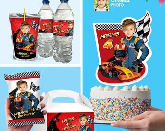 Puede incluir: Un conjunto de artículos para fiestas con temática de carreras de coches. Incluye botellas de agua, una caja de zumo, una bolsa de patatas fritas, una caja de regalo y una tarta. Cada artículo presenta a un niño con un traje de carreras y el texto "Harris 4th Birthday".