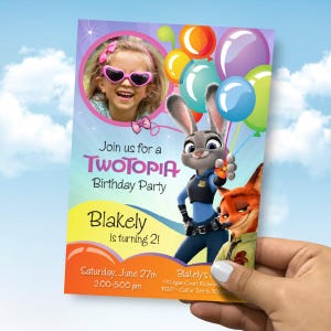 Könnte beinhalten: Eine farbenfrohe Einladung zu einer Geburtstagsparty zum Thema "Zootopia". Das Design zeigt die Charaktere Judy Hopps und Nick Wilde, Luftballons und ein Foto eines lächelnden Kindes. Die Einladung enthält den Text "Join us for a TWOTOPIA Birthday Party" und Veranstaltungsdetails.