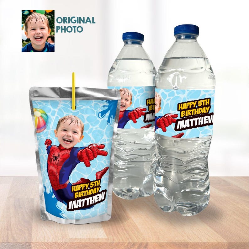 K&ouml;nnte beinhalten: Ein Saftbeutel und zwei Wasserflaschen mit individuellen Etiketten. Die Etiketten zeigen ein Kind als Spider-Man mit dem Text "HAPPY 5TH BIRTHDAY MATTHEW". Der Saftbeutel hat einen gelben Strohhalm und eine Strandball-Grafik.