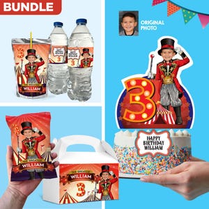 Puede incluir: Un conjunto de suministros para fiestas de cumpleaños con temática de circo. Incluye botellas de agua, una bolsa de jugo, una bolsa de dulces, un pastel y una caja de regalo, todos con una ilustración de dibujos animados de un niño con un disfraz de maestro de ceremonias. El texto dice "Happy Birthday William".