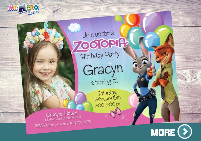 Puede incluir: Invitaci&oacute;n de fiesta de cumplea&ntilde;os con tem&aacute;tica de Zootopia con Judy Hopps y Nick Wilde. La invitaci&oacute;n incluye una foto de una ni&ntilde;a sonriente con una corona de flores, el nombre "Gracyn" y detalles de la fiesta. Globos y un lazo rosa decoran el dise&ntilde;o.