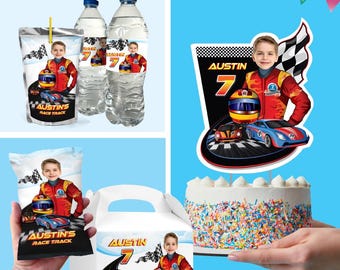 Puede incluir: Un conjunto de suministros para fiestas con temática de carreras. Incluye botellas de agua, una caja de jugo, una bolsa de golosinas y un adorno para pastel, todos con un niño en un traje de carreras y el texto "Austin's Race Track". El pastel está decorado con chispas de colores.