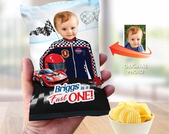 Emballage de sac à chips pour voiture de course pour bébé avec votre bébé en tant que conducteur, emballages personnalisés de sacs à collation pour le 1er anniversaire d'une voiture de course, emballage de voiture de course pour bébé. 2345 CB