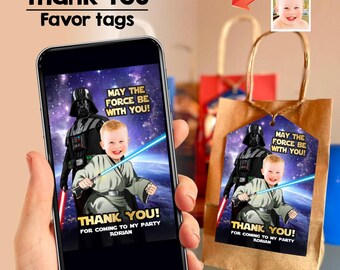 以下が含まれることがあります： スマートフォンには、「Thank You」と「May the Force Be With You！」の文字が入ったスターウォーズをテーマにしたパーティーの記念品タグが表示されています。タグにはダース・ベイダーとライトセーバーを持った子供が描かれています。お揃いのタグが茶色の紙袋に付いています。