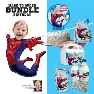 以下が含まれることがあります： スパイダーマンの衣装を着た子供が特徴の誕生日バンドル。バンドルには、ケーキ、ウォーターボトル、おやつバッグ、ケーキトッパーが含まれており、すべて子供の画像と「Happy 5th Birthday Matthew」のテキストが付いています。「Made to Order Bundle Birthday」という言葉も表示されています。