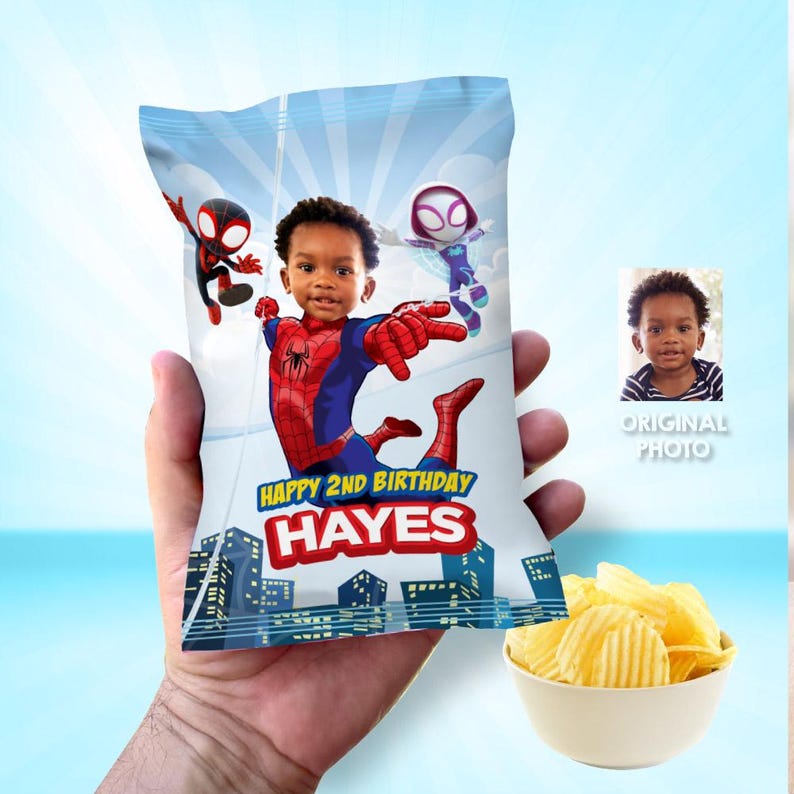 K&ouml;nnte beinhalten: Eine personalisierte Chipst&uuml;te mit einem Kinderfoto, Spider-Man, Spider-Gwen und dem Text "Happy 2nd Birthday Hayes".