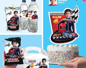 Puede incluir: Un conjunto de fiesta de cumpleaños con temática de coches de carreras. Incluye botellas de agua, una caja de zumo, una bolsa de golosinas y una caja con asa, todos decorados con la foto de un niño, coches de carreras, el nombre "Gabe" y el número "4". También se muestra un pastel con chispas de colores.
