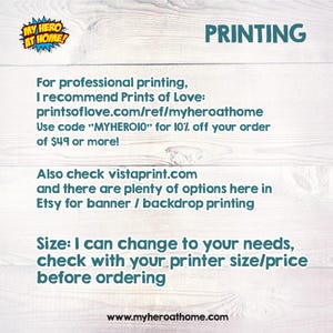 Puede incluir: Un fondo blanco con texto azul que dice "MY HERO AT HOME!" en un c&iacute;rculo rojo. El texto "PRINTING" est&aacute; en azul y es m&aacute;s grande que el otro texto. El texto debajo dice "Para impresi&oacute;n profesional, recomiendo Prints of Love: printsoflove.com/ref/myheroathome Usa el c&oacute;digo "MYHEROIO" para un 10% de descuento en tu pedido de $ 49 o m&aacute;s. Tambi&eacute;n consulta vistaprint.com y hay muchas opciones aqu&iacute; en Etsy para impresi&oacute;n de pancartas / telones de fondo Tama&ntilde;o: Puedo cambiar a tus necesidades, consulta el tama&ntilde;o / precio de tu impresora antes de ordenar www.myheroathome.com"