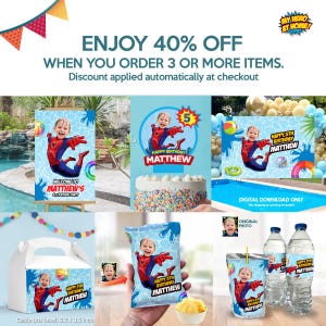 Pu&ograve; includere: Forniture per feste con un bambino vestito da Spider-Man. Include un cartello di benvenuto, un cake topper, etichette per bottiglie d'acqua e un sacchetto di patatine. Il testo recita "Happy 5th Birthday Matthew" e "Welcome to Matthew's 5th Birthday Party".