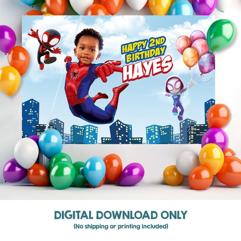 Puede incluir: Un tel&oacute;n de fondo digital imprimible para una fiesta de cumplea&ntilde;os. El tel&oacute;n de fondo presenta un cielo azul con nubes blancas, una ciudad y dos personajes de Spiderman. El texto "Happy 2nd Birthday Hayes" est&aacute; escrito en letras rojas y amarillas.