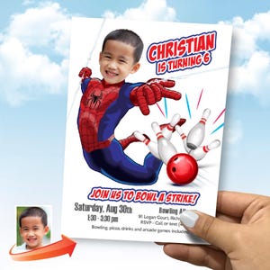 Pode incluir: Um convite para uma festa de aniversário com uma imagem de desenho animado do Homem-Aranha jogando boliche. O convite é para o 6º aniversário do Christian e inclui o texto "Junte-se a nós para fazer um strike!" e detalhes sobre a festa, incluindo a data, a hora e o local.