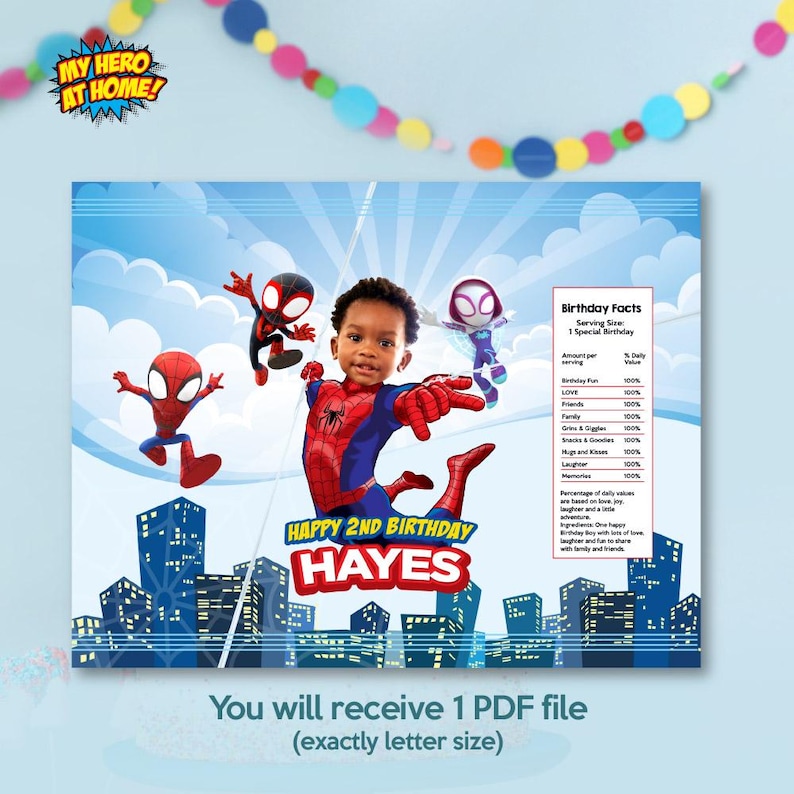 K&ouml;nnte beinhalten: Ein blaues und rotes Geburtstags-Druckbild mit einem Jungen, der als Spiderman verkleidet ist, und dem Text "Happy 2nd Birthday Hayes". Das Druckbild enth&auml;lt auch eine Tabelle mit Geburtstagsdaten, wie z. B. "100% Liebe" und "100% Familie".