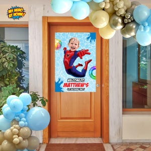 Pu&ograve; includere: Una porta di legno con un poster raffigurante un bambino vestito da Spider-Man. Il poster recita "Benvenuti al 5&deg; compleanno di Matthew". Palloncini nei toni del blu, dell'oro e dell'argento decorano l'ingresso. &Egrave; visibile anche un cartello con la scritta "Il mio eroe a casa!"