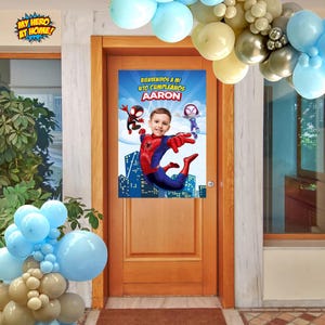 K&ouml;nnte beinhalten: Ein blauer, gelber und silberner Ballonbogen schm&uuml;ckt den Eingang zu einem Haus. Eine T&uuml;r mit einem Spiderman-Geburtstagsschild ist sichtbar. Das Schild lautet "Bienvenidos a mi 4to cumplea&ntilde;os Aaron".