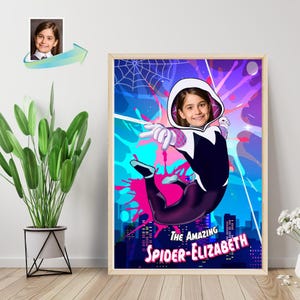 Puede incluir: Un p&oacute;ster personalizado con la cara de una ni&ntilde;a superpuesta a un superh&eacute;roe de dibujos animados con un traje blanco y negro, sobre un fondo rosa y azul. El texto "The Amazing Spider-Elizabeth" est&aacute; en la parte inferior del p&oacute;ster.