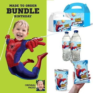 K&ouml;nnte beinhalten: Ein Set von Geburtstagsfeier-Artikeln mit einem Kind im Spider-Man-Kost&uuml;m. Das Set enth&auml;lt Wasserflaschen, T&uuml;ten und Geschenkboxen, alle personalisiert mit dem Foto und Namen des Kindes. Der Text "MADE TO ORDER BUNDLE BIRTHDAY" ist sichtbar.