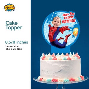 Pu&ograve; includere: Un cake topper con un bambino vestito da Spider-Man, con la scritta "HAPPY 5TH BIRTHDAY MATTHEW". Il topper misura 21,5 x 28 cm. La torta &egrave; bianca con glassa colorata.